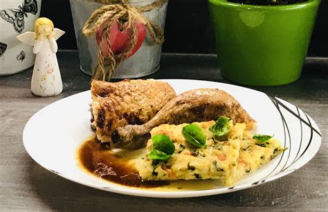 Servírování pečeného kuřete s nádivkou